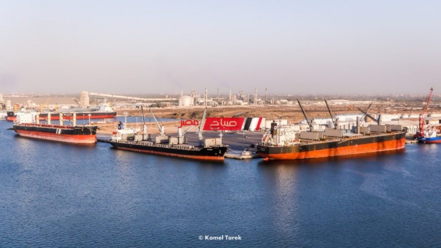 تفريغ شحنة جديدة على ارصفة ميناء دمياط بإجمالي 2450 طن ابلاكاش و 10465 طن ذرة