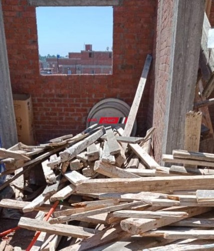 ايقاف اعمال بناء مخالف لطابق بدون ترخيص بقرية الركابية في دمياط