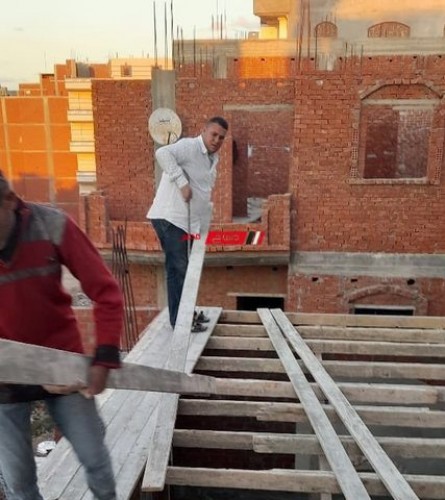 إزالة شدة خشبية بغرض بناء طابق بدون ترخيص في قرية الرياض بدمياط