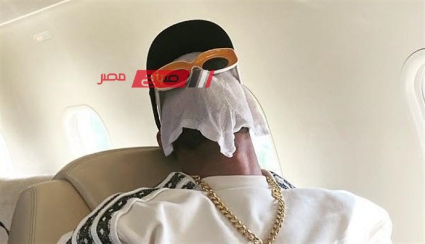 محمد رمضان يثير الجدل داخل طائرته الخاصة.. ارتدى منشفة على وجهه