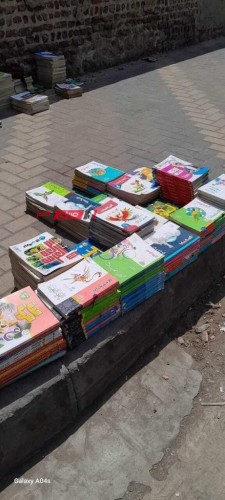 بأسعار رخيصة .. شاب يعرض الكتب الخارجية المرتجعة والمستعملة للبيع في دمياط