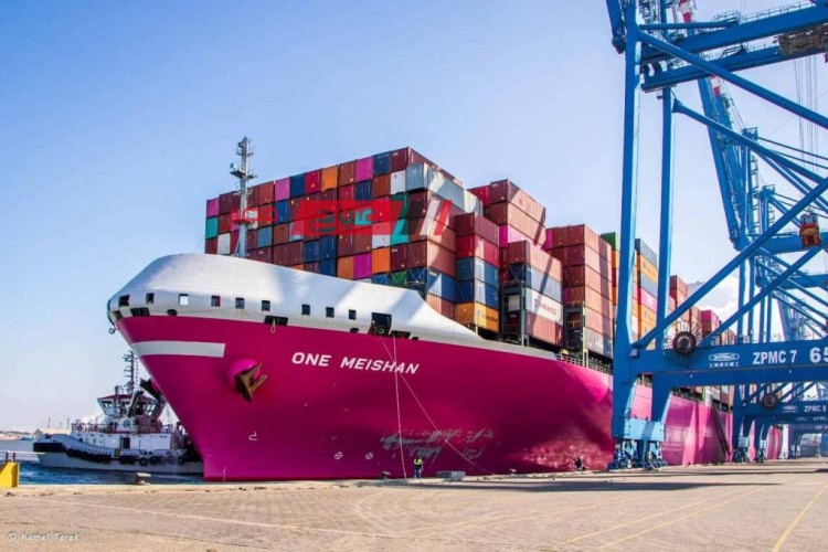 بالصور ميناء دمياط يستقبل أكبر غاطس لسفينة حاويات منذ افتتاحه