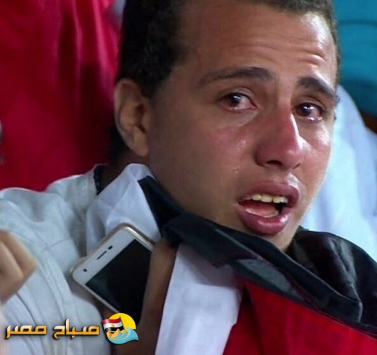 قصة دموع مشجع مصري تخطف القلوب
