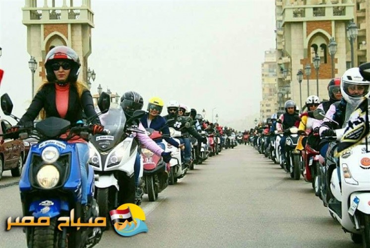 بالصور أول فتاة تعلم الفتيات ركوب الدراجات البخارية بالاسكندرية