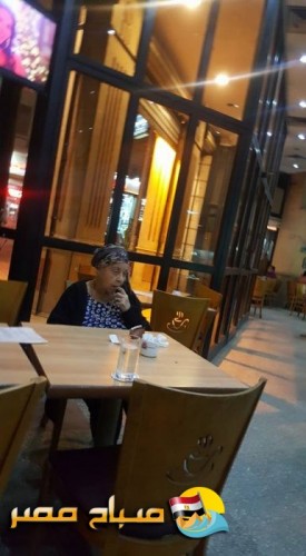 صورة لنجمة كبيرة معتزلة تجلس وحيدة بمقهى من زمن الفن الجميل.. تعرف عليها
