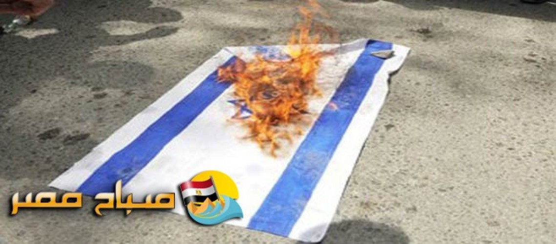 حرق علم إسرائيل فى ساحة مسجد القائد إبراهيم احتجاجا على قرارات ترامب بالاسكندرية