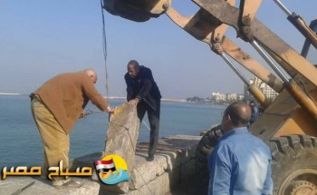 سقوط أجزاء من سور كورنيش الإسكندرية بمنطقة الميناء الشرقى القديم