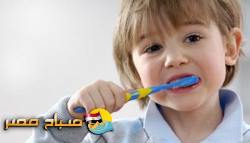 تعرفي على أسباب تأكل أسنان طفلك وكيفية علاجها