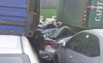 بالصور سقوط 7 حاويات على 14 سيارة ملاكي يدمرها بميناء الإسكندرية
