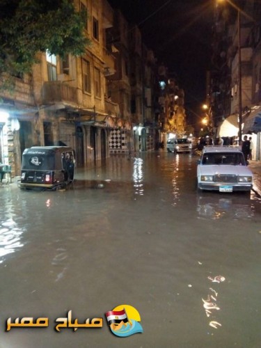 بالصور.. غرق شوارع غيط العنب بسبب كسر ماسورة مياه بالاسكندرية