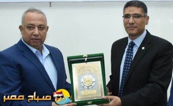 محافظ الشرقية  يُكرم رئيس جهازتنمية مدينة العاشر من رمضان السابق وأسرة الشهيد أحمد منسي