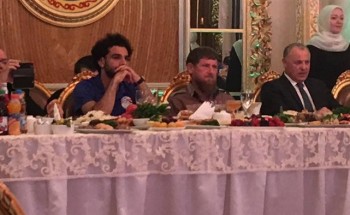 بالصور رئيس الشيشان يمنح محمد صلاح حق المواطنة