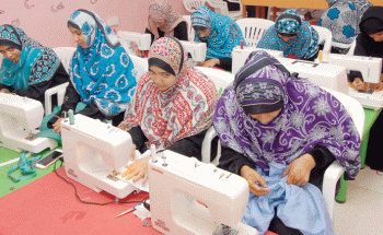 الوادي الجديد تنفذ دورات خياطة لتوفير فرص عمل للفتيات