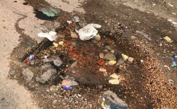 ميل عقار مأهول بالسكان بسبب كسر ماسورة مياه بالإسكندرية