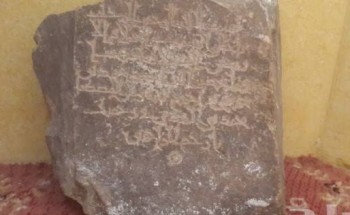 العثور على حجر يعود للعصر الروماني أثناء حفر صرف صحي بسوهاج