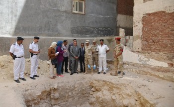 بالصور محافظ الإسكندرية يتفقد التابوت الأثري المكتشف بمنطقة سيدى جابر
