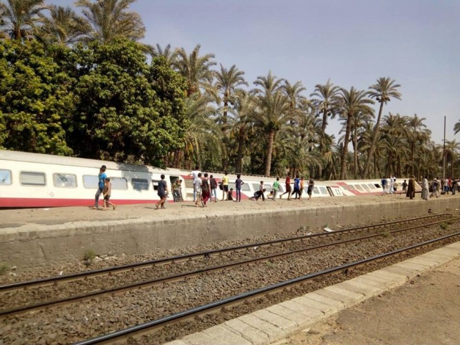 بالصور: خروج 3 عربات من قطار 986 عن القضبان بحوش محطة المرازيق بالجيزة