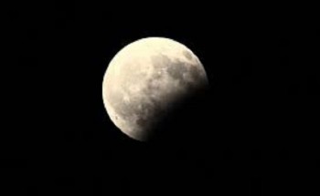 أطول خسوف للقمر بالقرن الـ21.. يشاهد بالعين المجردة يستمر ساعة و43 دقيقة
