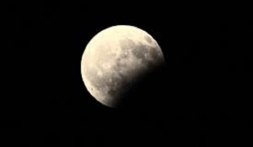 أطول خسوف للقمر بالقرن الـ21.. يشاهد بالعين المجردة يستمر ساعة و43 دقيقة