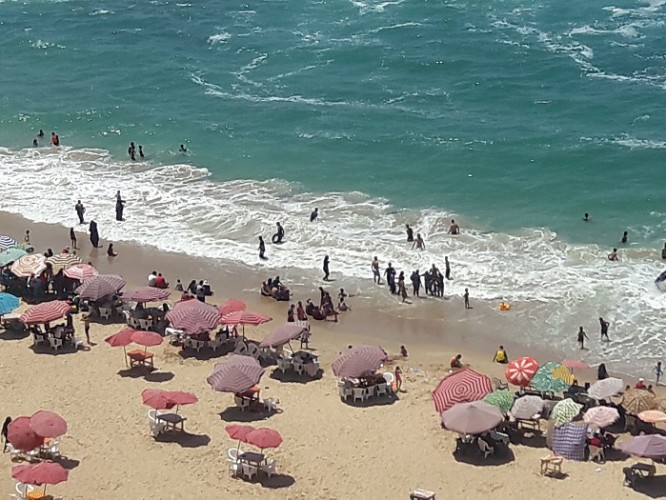 بالصور اقبال المصطافين على شواطىء الاسكندرية برغم ارتفاع الأمواج