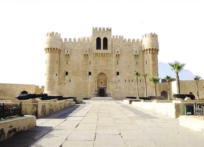 إغلاق لسان قلعة قايتباي لتنفيذ مشروع حمايتها من الغرق بالإسكندرية
