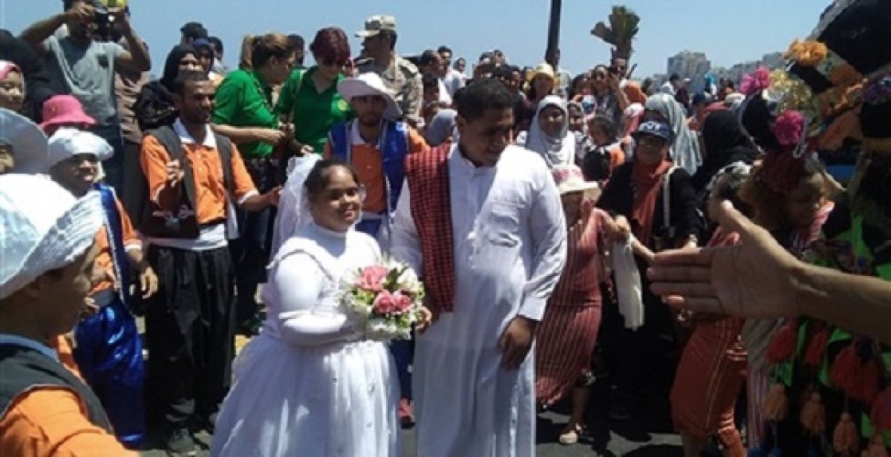 بالصور زفاف عروسين من متحدي الإعاقة على كورنيش الإسكندرية