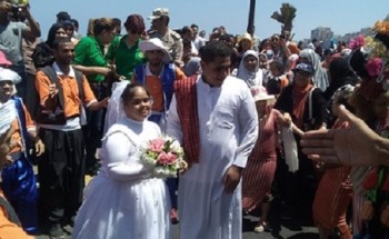 بالصور زفاف عروسين من متحدي الإعاقة على كورنيش الإسكندرية