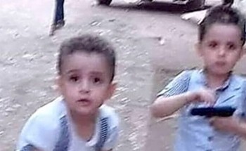 جيران المتهم بقتل  طفليه: محمود اجبر على تمثيل الجريمة