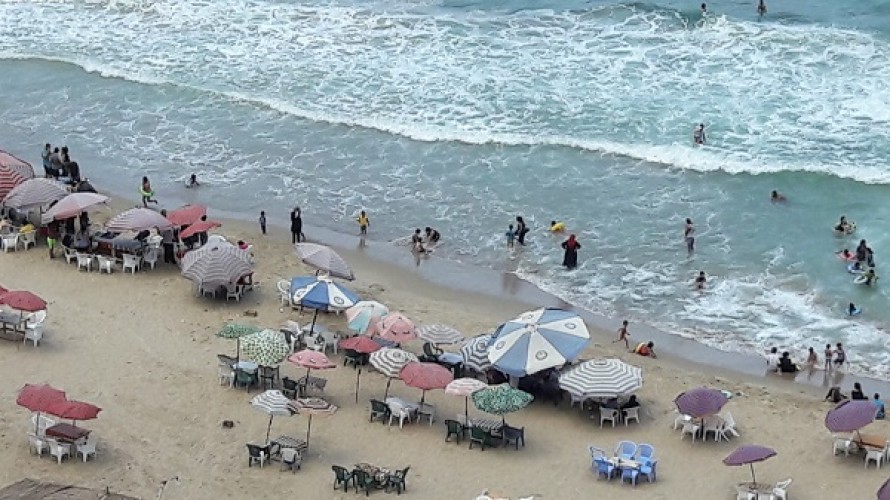 بالصور إقبال المواطنين على شواطىء الإسكندرية فى ثاني أيام عيد الأضحي