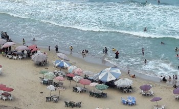 بالصور إقبال المواطنين على شواطىء الإسكندرية فى ثاني أيام عيد الأضحي
