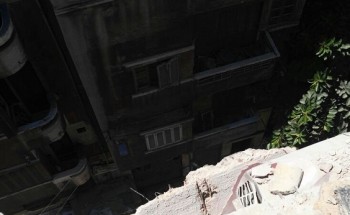 بالصور إصابة مواطن فى انهيار جزئى لعقار بوسط الإسكندرية