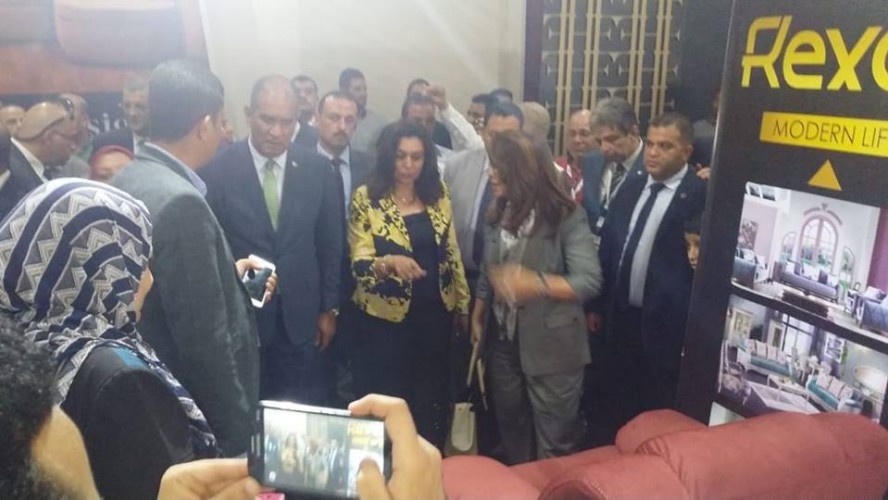 وزيرة التضامن .. تهنىء محافظ دمياط بافتتاح معرض فيرنكس للاثاث