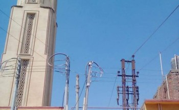 عمود كهرباء للضغط عالى ينذر بحدوث كارثة داخل مسجد بالدقهلية
