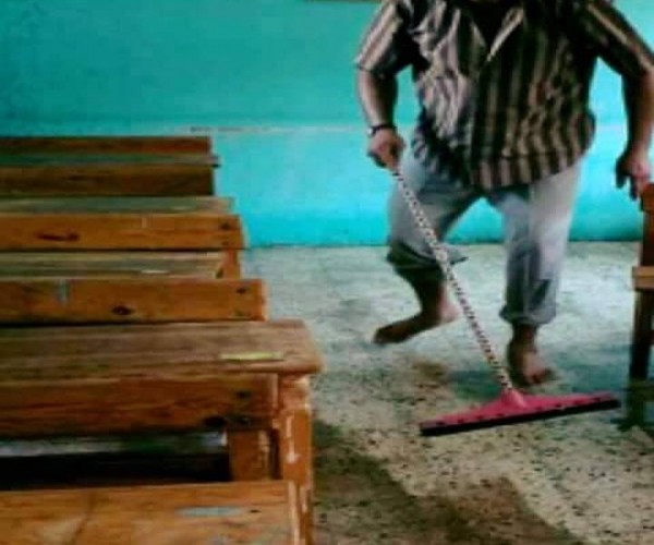 “معلمون بالدقهلية” ينظفون مدرستهم استعدادا للعام الدراسي الجديد