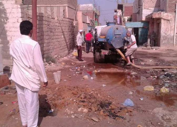 إصلاح كسر خط رئيسي لمياه الصرف الصحي و قطع المياه عن عدة قرى بدمياط