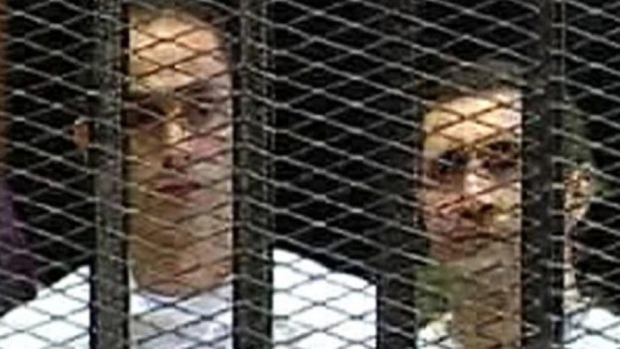تغريدة علاء مبارك على تويتر بعد إصدار الحكم بالقبض عليه هو وشقيقه أمس