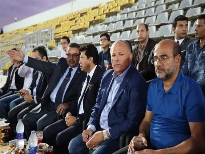 وزير الرياضة يحضر تدريب المنتخب على ملعب برج العرب