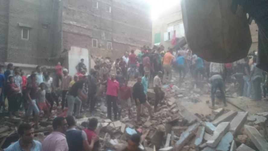 محافظ دمياط ومدير الأمن يتابعان حادث انهيار عقار بمدينة عزبة البرج