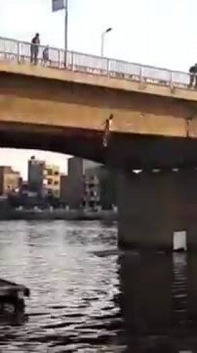 بالفيديو الاطفال يقفزون في النيل من اعلى الكوبري العلوي بدمياط دون رقابة