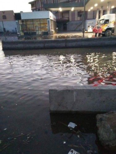 انفجار خط مياه مغذي لمدينة دمياط الجديدة يتسبب في شلل مروري بطريق الميناء