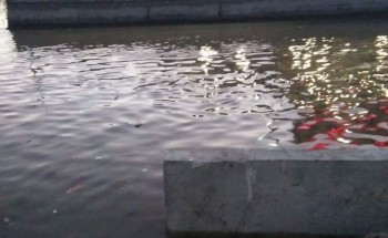 انفجار خط مياه مغذي لمدينة دمياط الجديدة يتسبب في شلل مروري بطريق الميناء