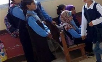 بالصور.. مع أول يوم دراسة مدرسة ببرج العرب بدون مقاعد للطلاب بالإسكندرية