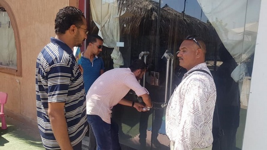 غلق وتشميع محلات مخالفة بحي العامرية فى الإسكندرية