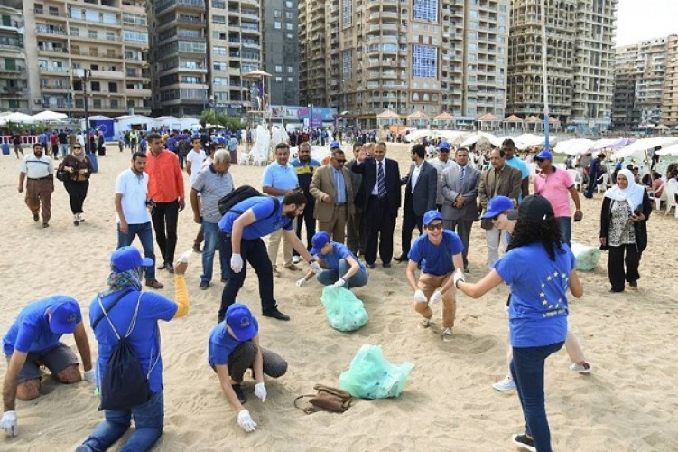 ٣٠٠ شاب متطوع يشاركون اليوم في تنظيف شاطئ السرايا العام بالإسكندرية