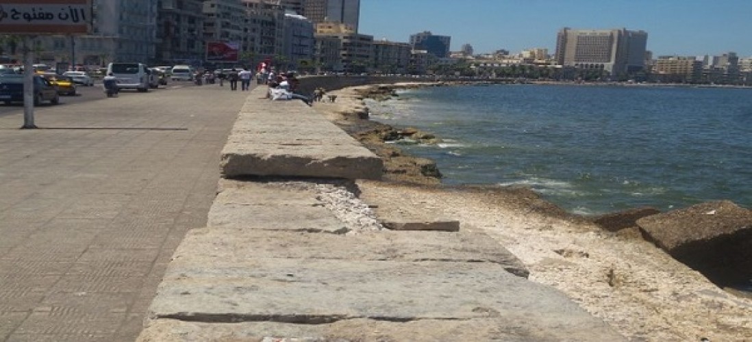 رفع الأحجار بسور الكورنيش الأثري بمحافظة الإسكندرية