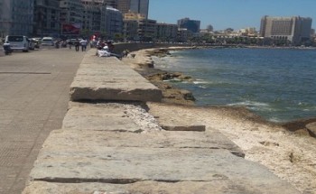 رفع الأحجار بسور الكورنيش الأثري بمحافظة الإسكندرية