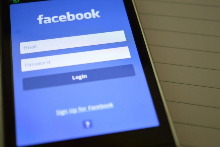فيس بوك facebook ترد على شكاوى توقف خدمات واتساب و تحميل الصور والرسائل الصوتيه