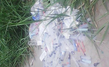 مواطن يحذر من إلقاء كميات كبيرة من السرنجات ومخلفات العيادات بالقمامة فى دمياط