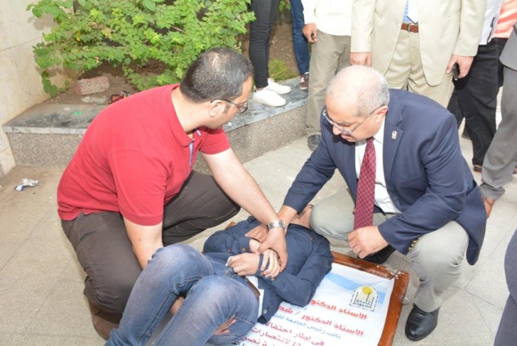 “رئيس جامعة أسيوط “يوقع الكشف الطبى على طالب سقط من الدور الثالث داخل الحرم الجامعى