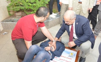 “رئيس جامعة أسيوط “يوقع الكشف الطبى على طالب سقط من الدور الثالث داخل الحرم الجامعى